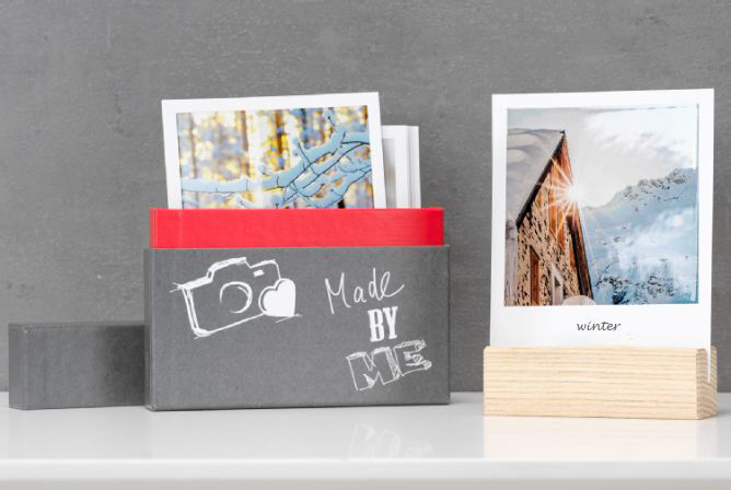 Creatieve opbergdoos voor foto's met een rood deksel en drie verschillende beelden.