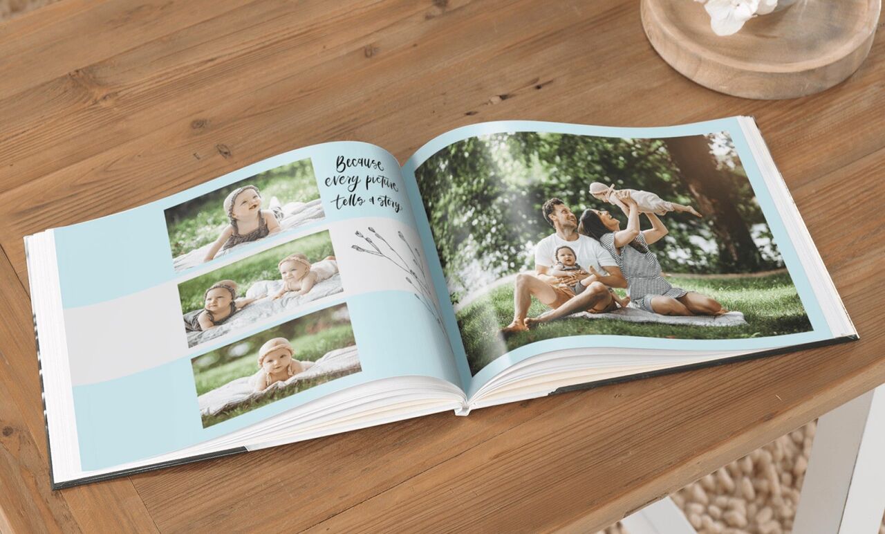 Gezin geniet van tijd buiten in een CEWE fotoboek.