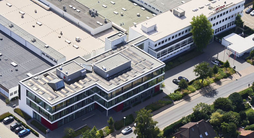 Luchtfoto van een modern kantoorgebouw met plat dak en verschillende niveaus.