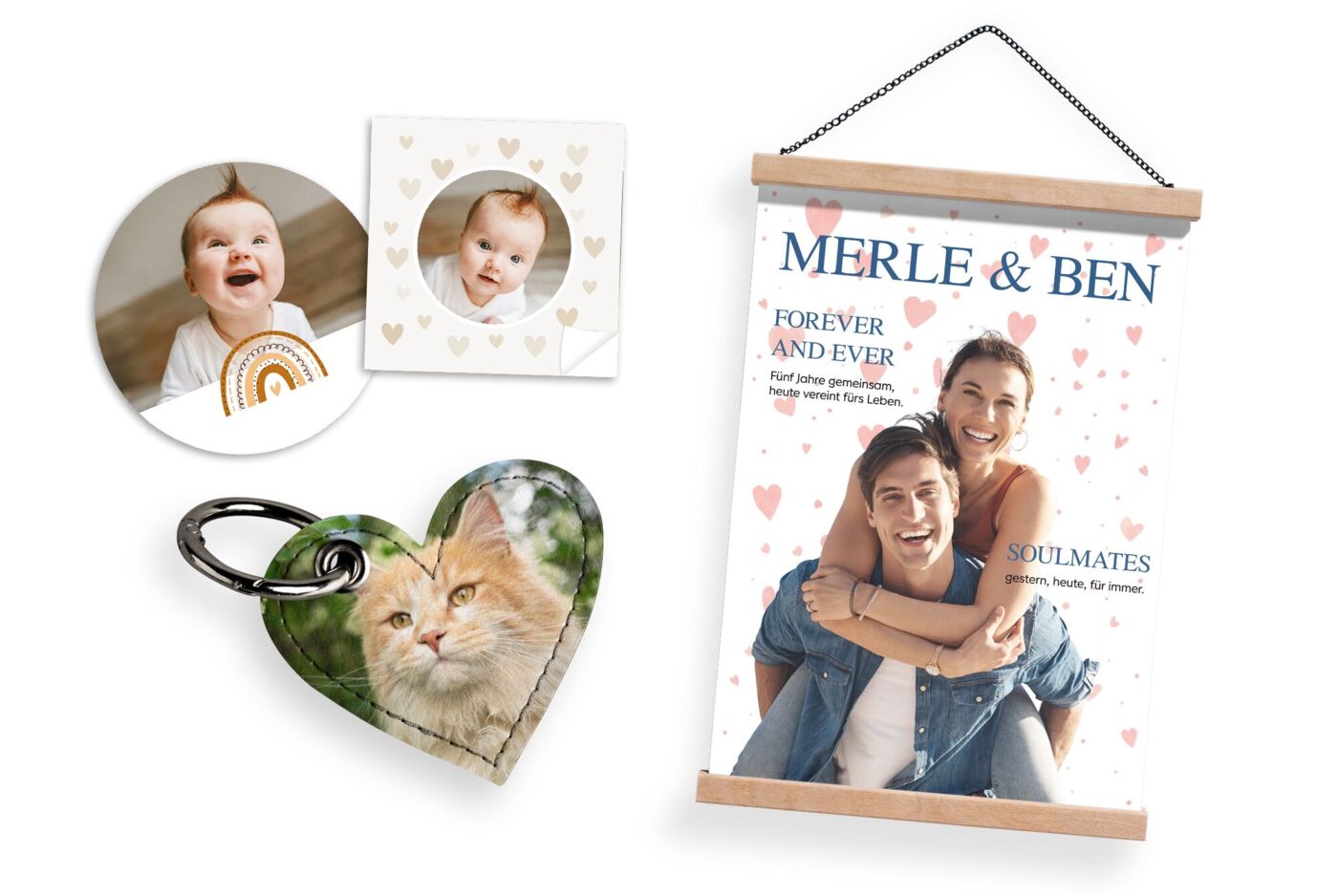 Verschillende gepersonaliseerde fotoartikelen: vierkante stickers, een sleutelhanger en een ingelijste wanddecoratie.