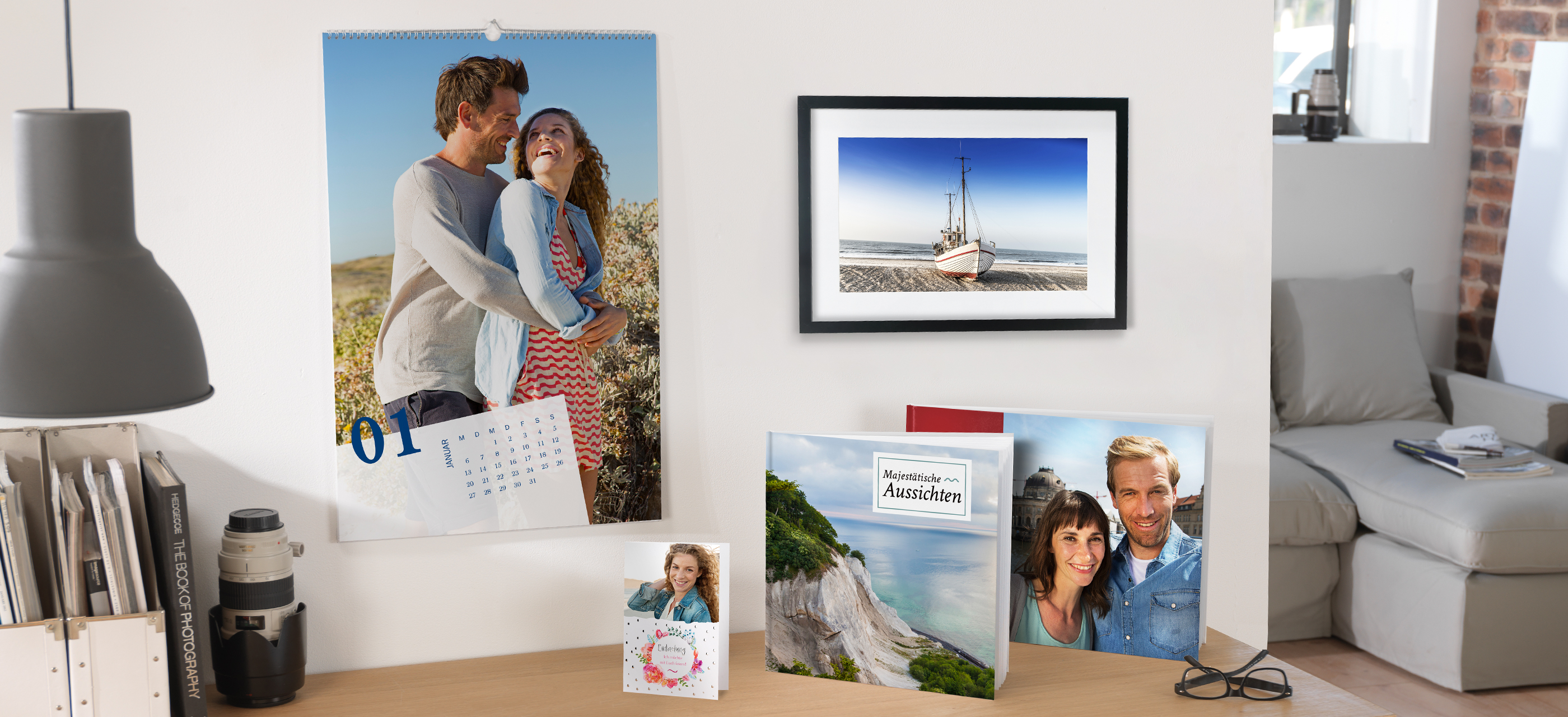 Een liefhebbend paar omhelst elkaar bij een kalender met mooie herinneringen en foto's.