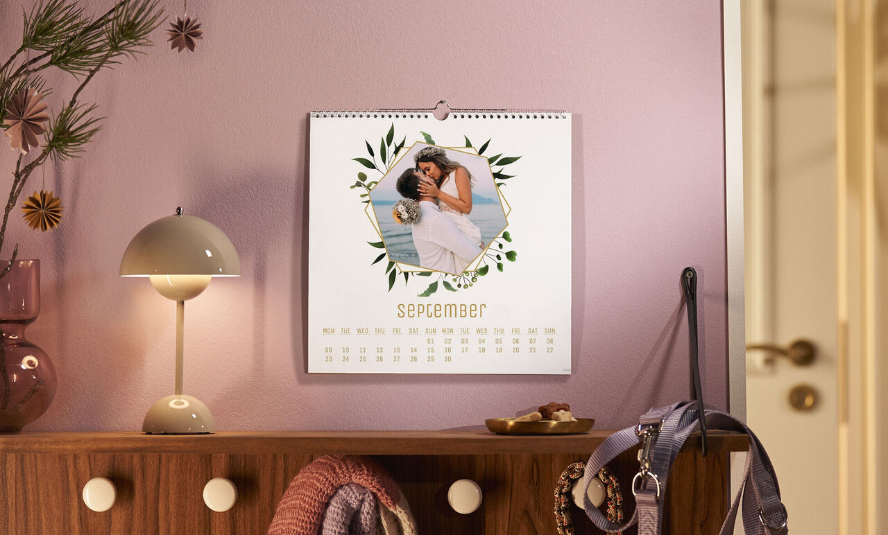 Mooie fotokalender met een romantische foto voor september, decoratief aan een muur opgehangen.