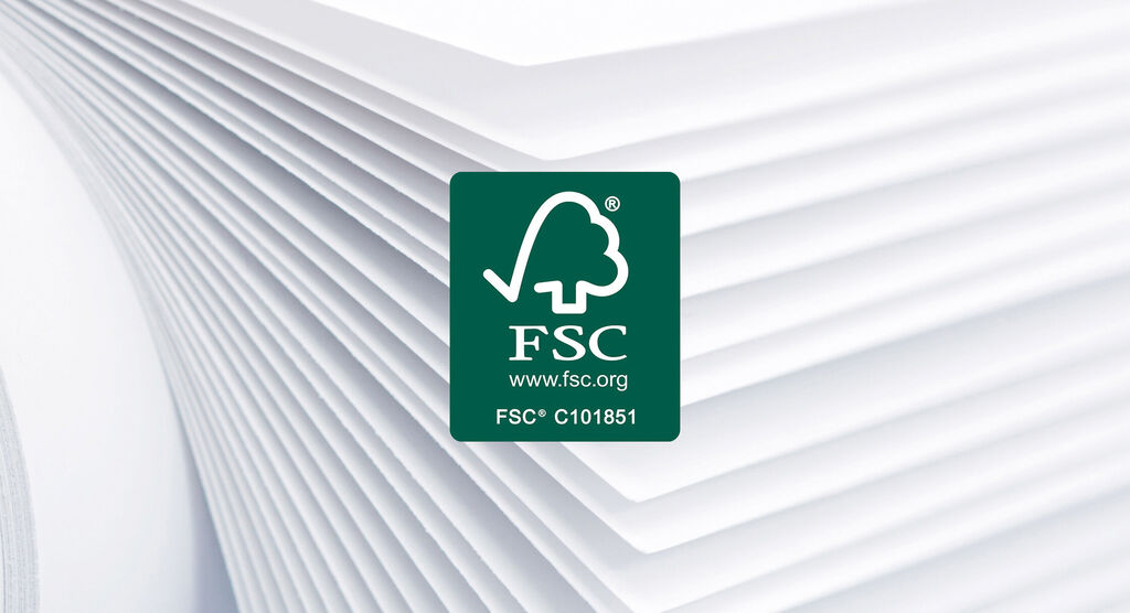 Close-up van wit, gevouwen papier met FSC-logo.