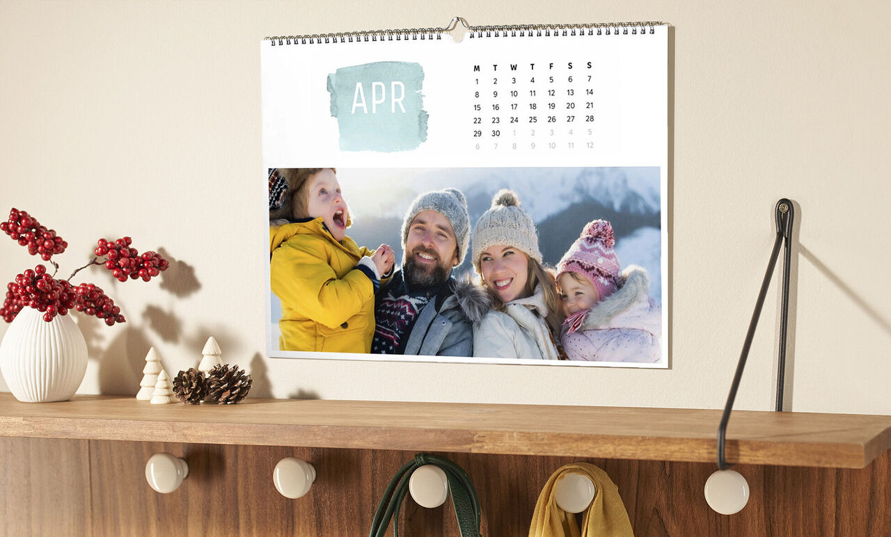Prachtige fotokalender voor april met vrolijke kinderen in warme kleding