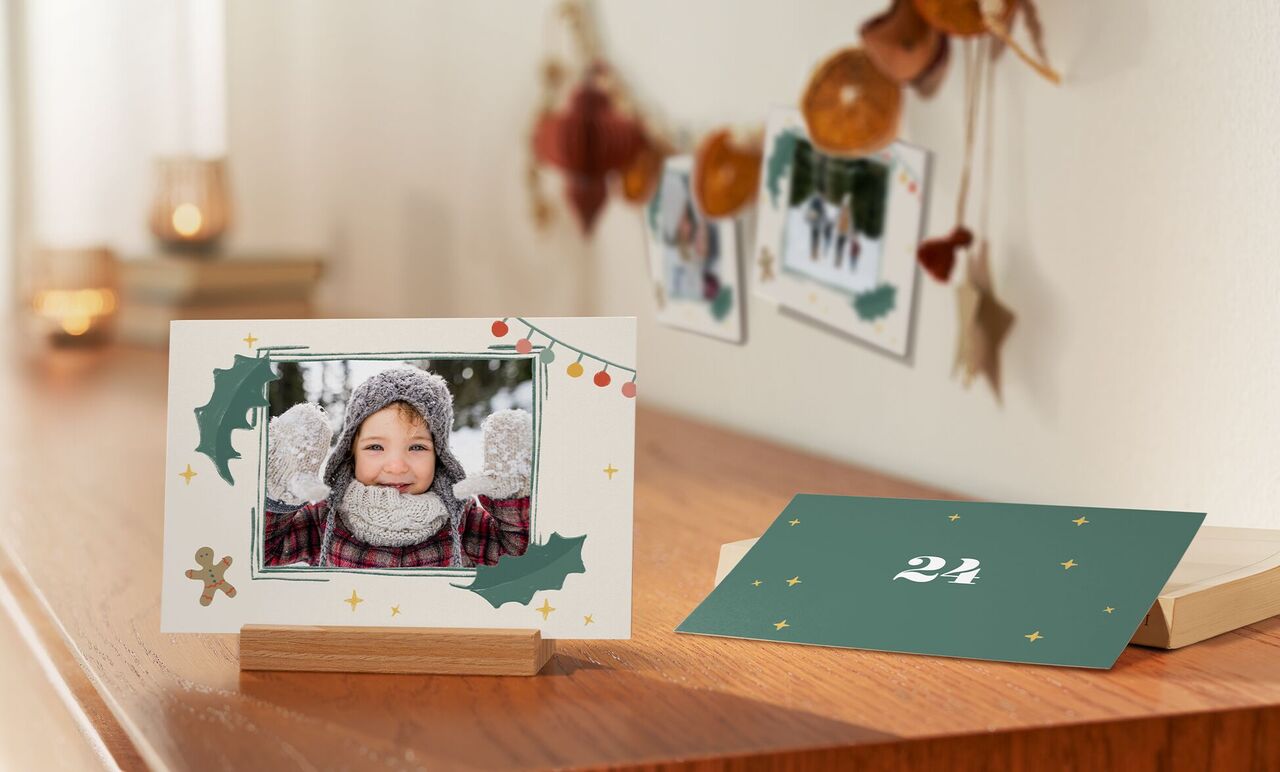 Mooie feestelijk versierde kaart op een houten tafel.