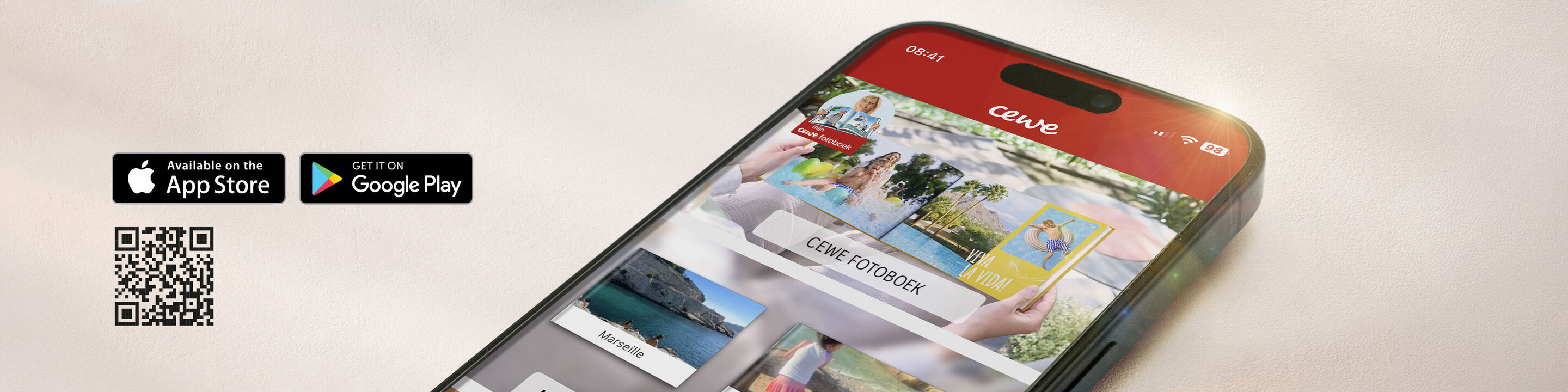 De smartphone toont de CEWE-app. Gebruikers kunnen foto's uitwisselen en ontwerpen.