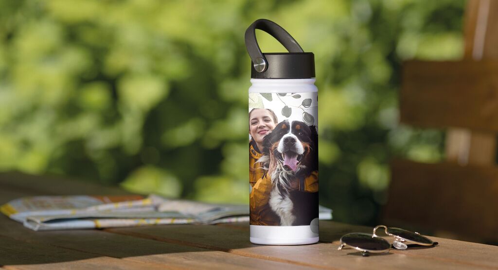Mooie drinkfles met een levendige foto van een hond aan de voorkant