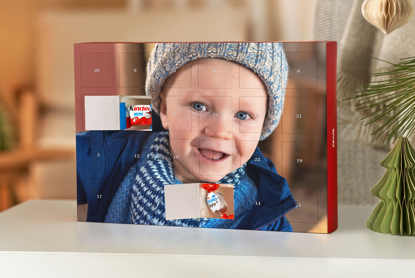 Adventskalender met afbeeldingen van stukken chocolade en een kind in een blauwe jas tegen een ontroerende achtergrond.