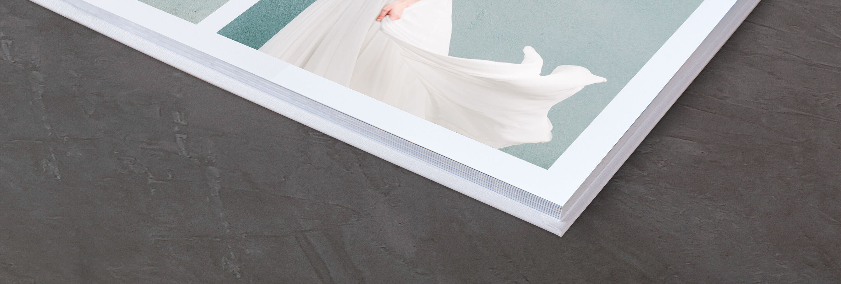 Detailweergave van een CEWE fotoboek met elegant omslag.