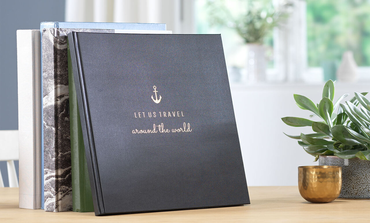 Verschillende fotoboeken op een tafel, individueel ontworpen