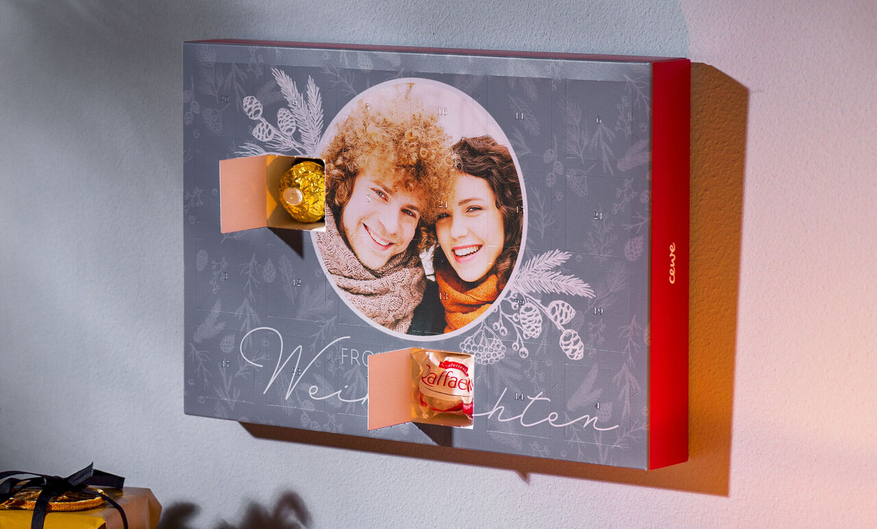 Prachtige wanddecoratie met kerstmotieven en chocolade.