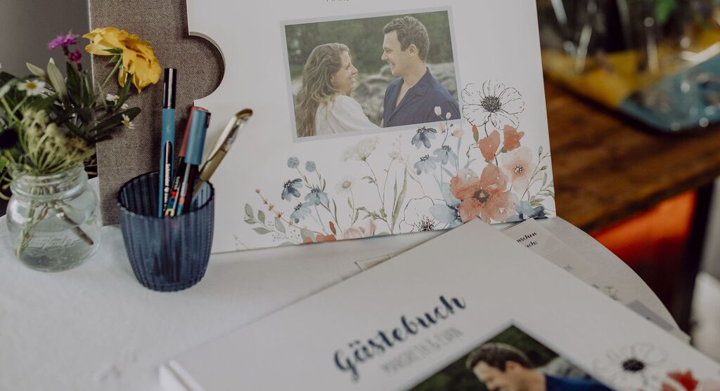 Een liefdevol ontworpen gastenboek met bloemmotieven en foto's om speciale herinneringen vast te leggen