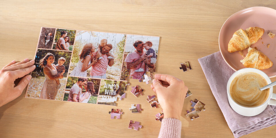 Persoon maakt een gepersonaliseerde fotopuzzel met familieportretten en de tekst “Always better together”.