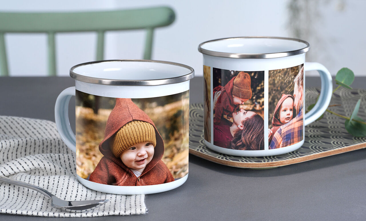 Twee creatieve mokken met persoonlijke foto's erop, op een tafel.