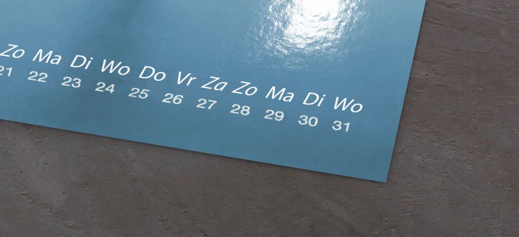 Kalenderpagina met blauwe achtergrond en witte datumnummers.