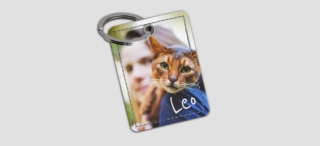 Een kleurrijke sleutelhanger met een foto en de naam Leo.