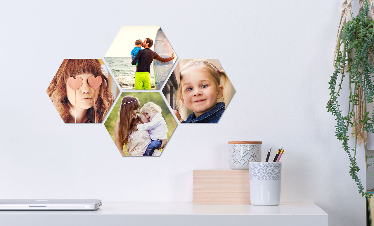 Zeshoekige fotocollage met familiefoto's aan een muur