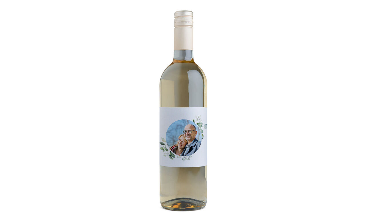 Fles witte wijn met creatief etiket en nieuw design