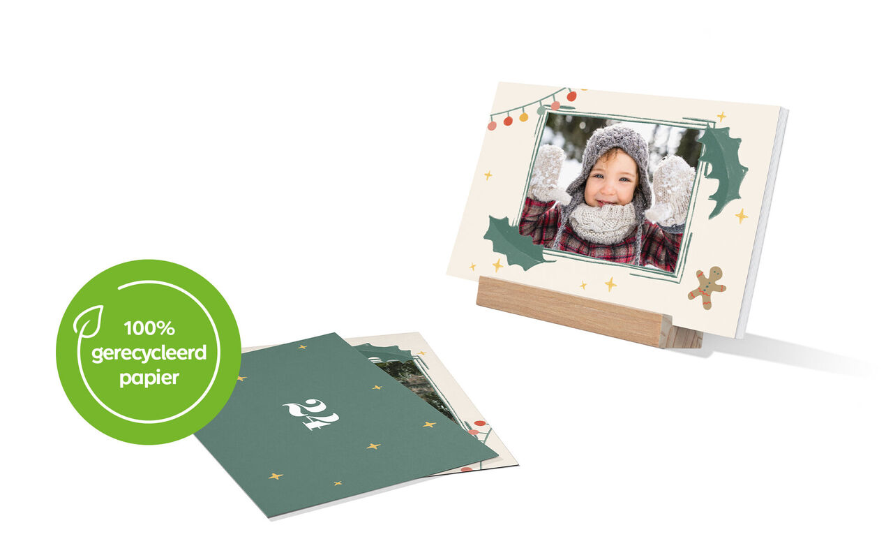 Een feestelijke kaart op een houten standaard. Versierd met kerstmotieven zoals hulst en sterren. Met een mooie fotosectie op de envelop.