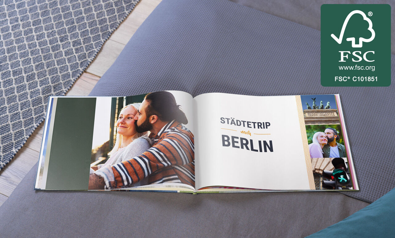 Open fotoboek op een tafel met reisherinneringen uit Berlijn.