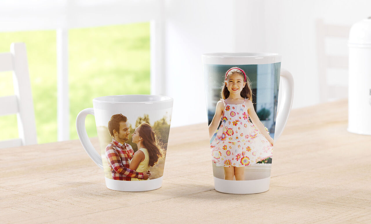 Twee bekers met persoonlijke afbeeldingen, één met een paar en de ander met een meisje in een jurk.