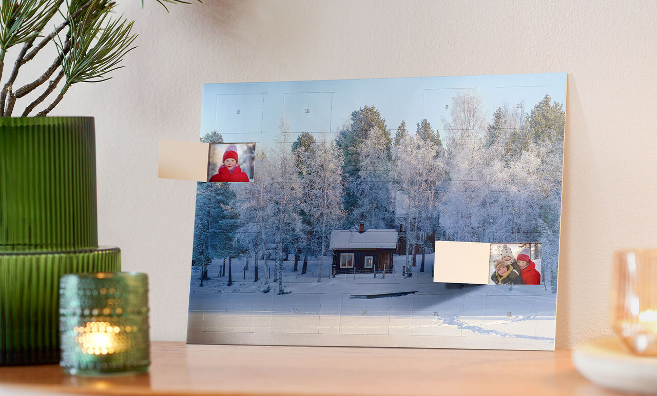 Winterlandschap met een houten huis omringd door besneeuwde bomen