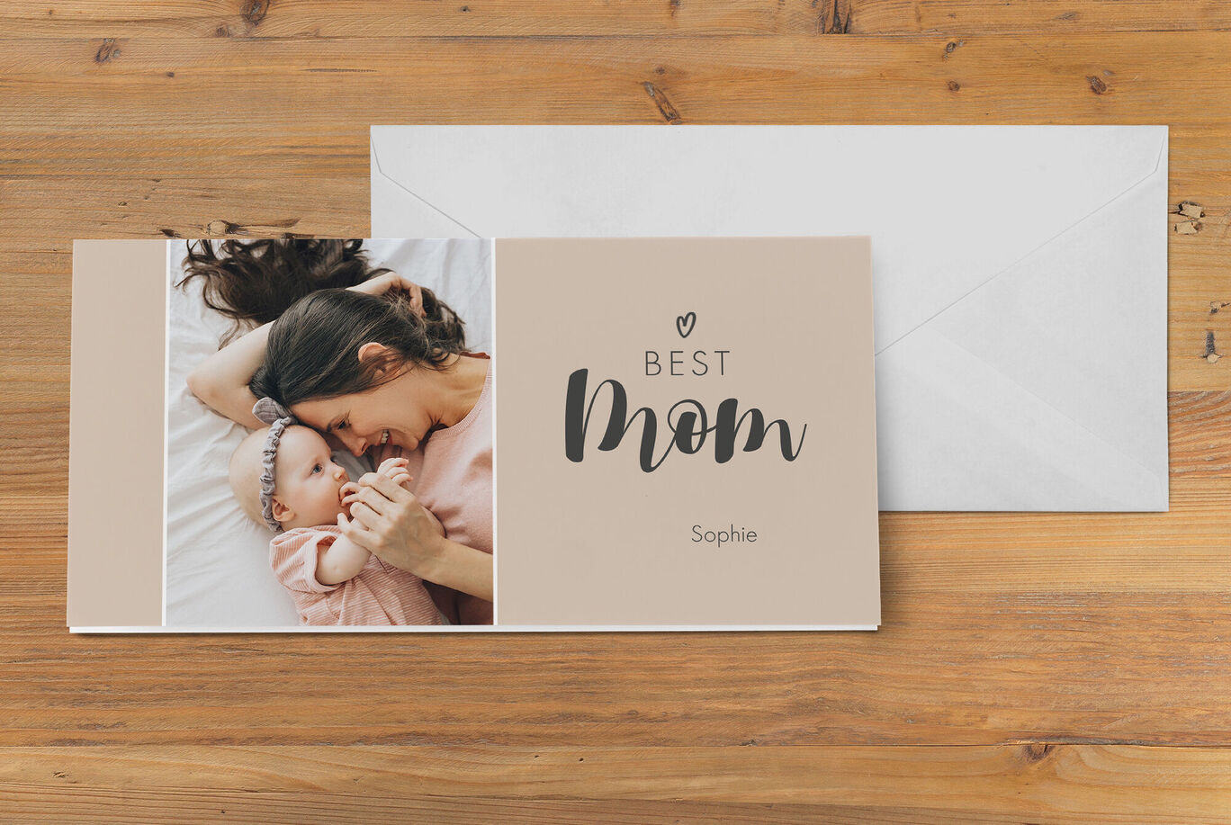 Een liefdevol fotoboek met de titel 'Best Mom', naast een envelop.