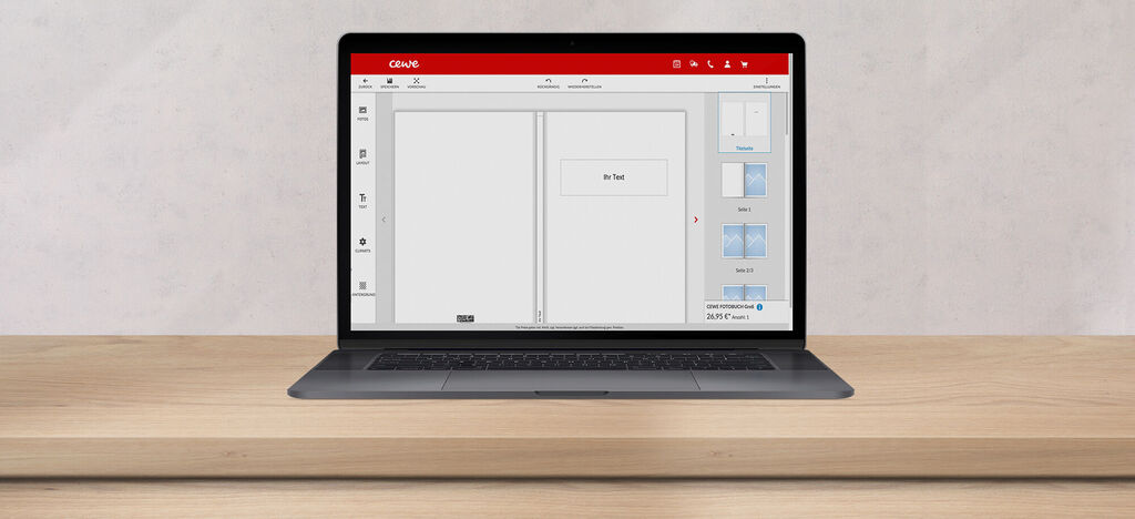 Een laptop toont het bewerkingsvenster voor een CEWE Fotoboek met een duidelijke structuur