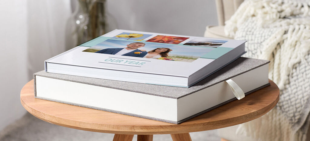 Twee stijlvolle fotoboeken op een houten tafel