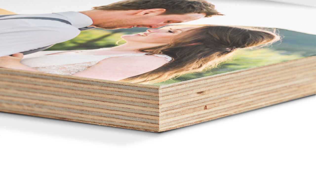 Detailopname van een CEWE Fotoboek met een romantisch fotopaar op de cover