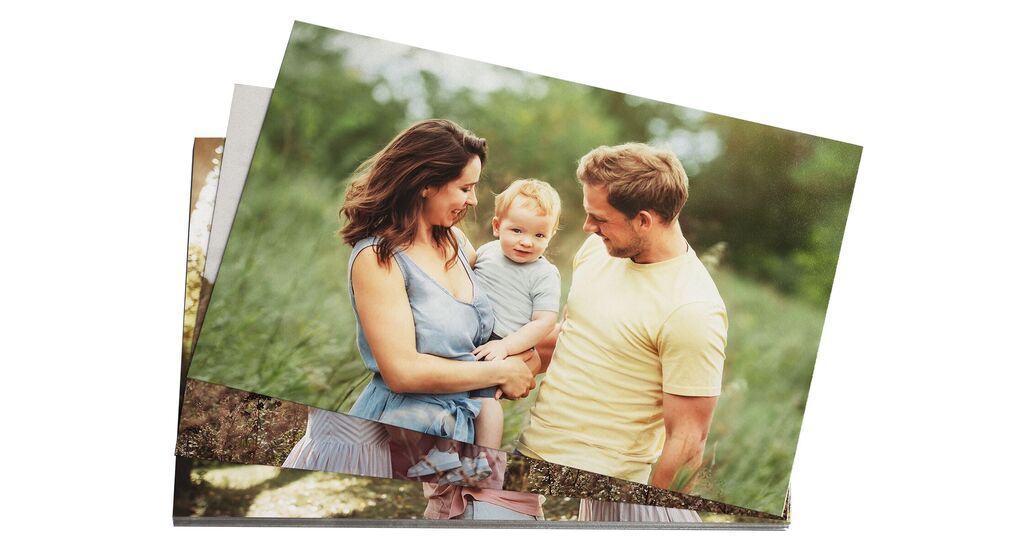 Familie poseert samen in het groen en geniet van de tijd.
