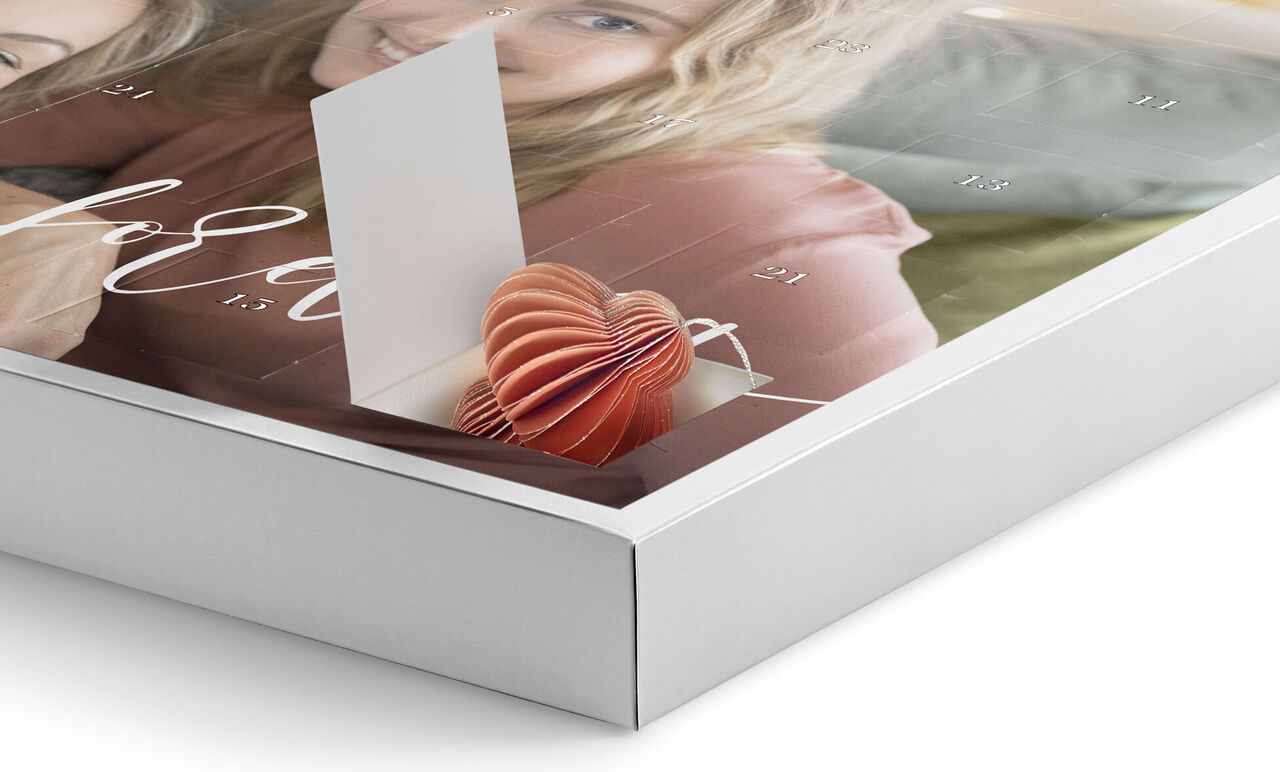 Detail van een CEWE Fotokalender met een hartvormige pop-upkaart die eruit springt.