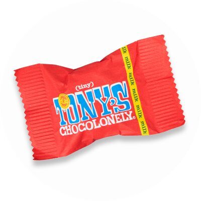 Een rode verpakking van Tony's Chocolonely chocolade.