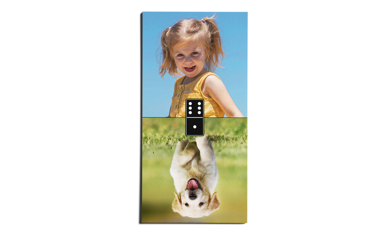 Een vrolijk kind in gele kleding staat buiten. Onderin een blije hond op het gras.