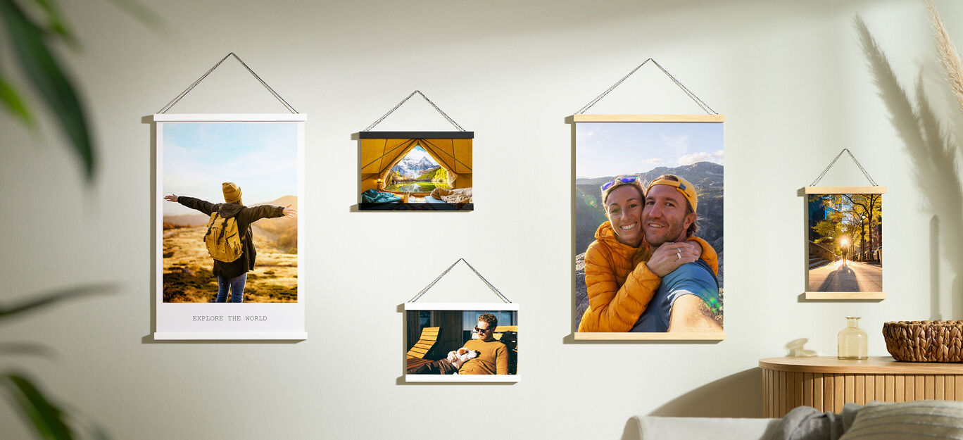 Sfeervol muurdecor met foto's en natuur, die mooie reiservaringen tonen