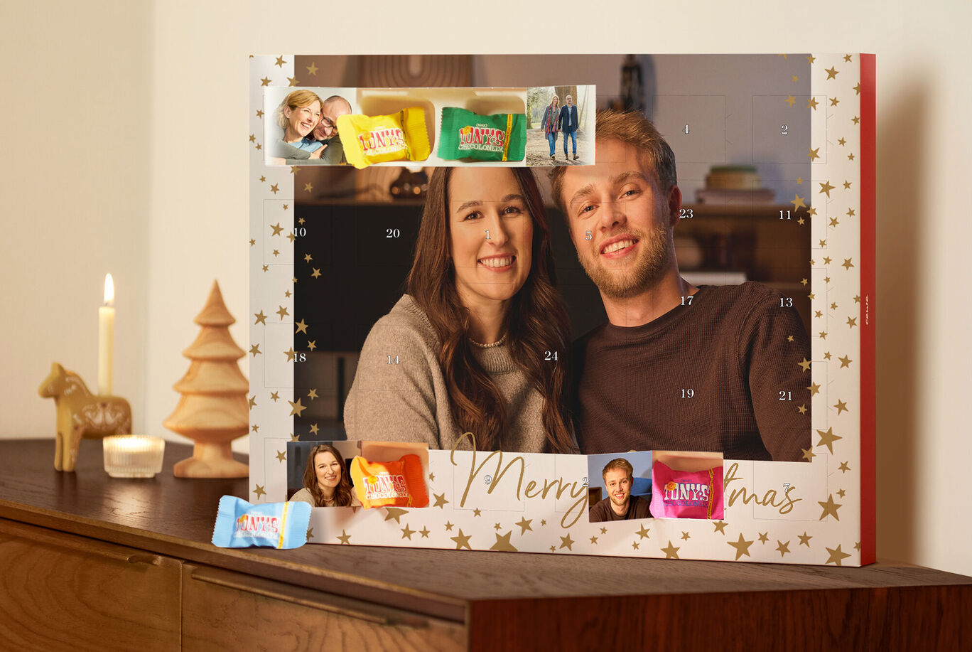 Adventskalender voor een decoratieve achtergrond met warm kaarslicht.