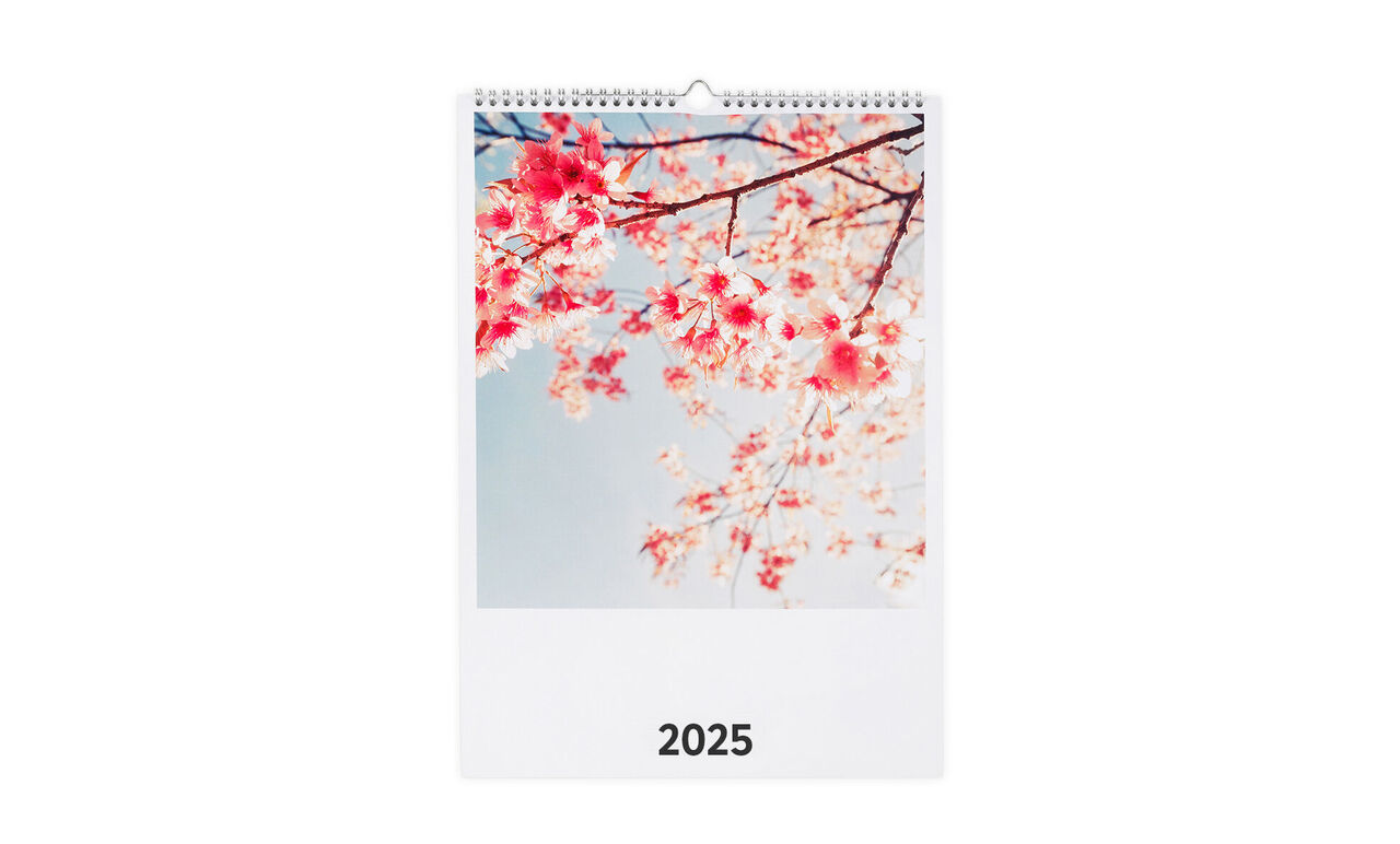 Kalender met prachtige kersenbloesems toont de maand 2025.