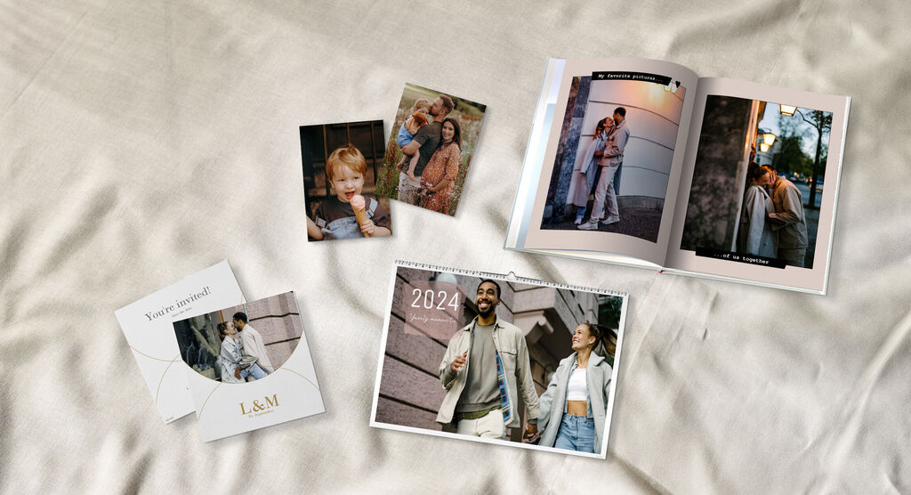 Collage met foto's en een CEWE fotoboek op een gezellig bed.