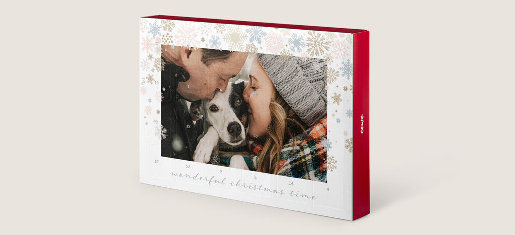 Een gezin met hun hond poseert liefdevol voor een fotoboek vol herinneringen.