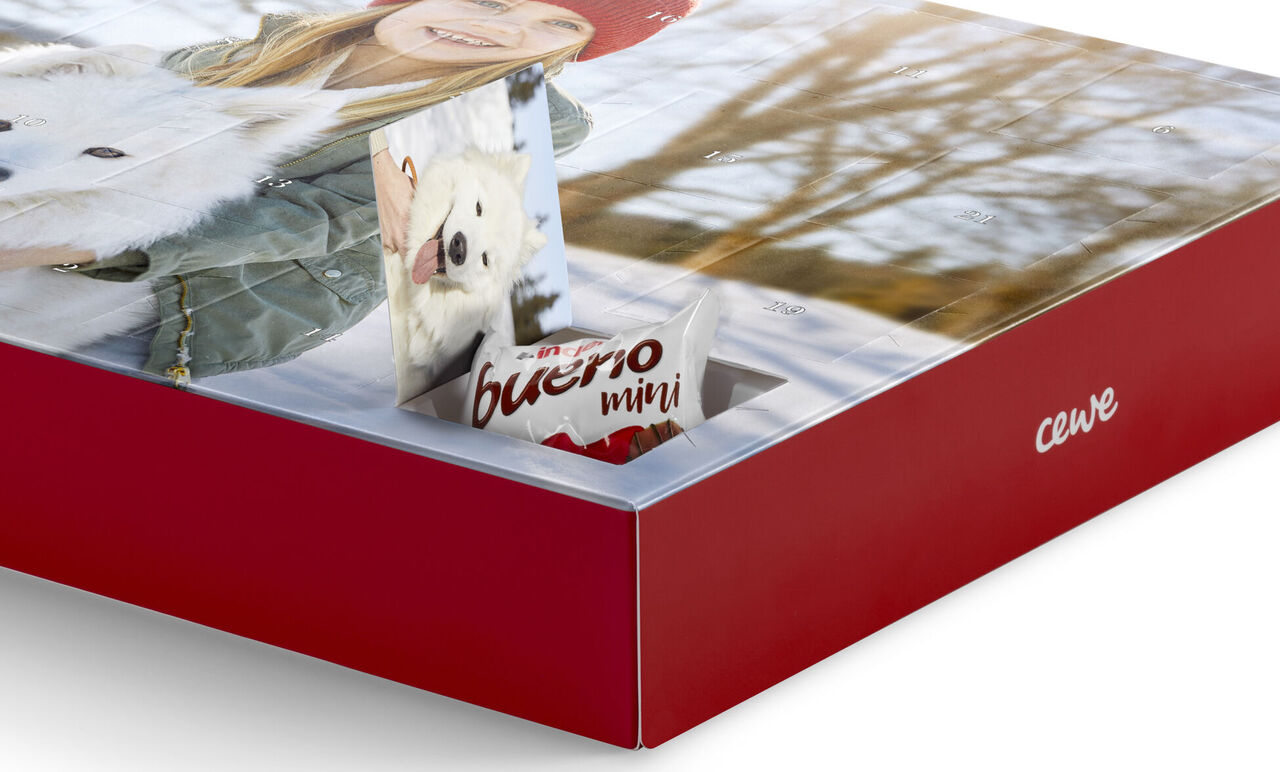Een prachtige adventskalender met foto's vol vreugde en liefde, een klein cadeau verstopt binnenin.