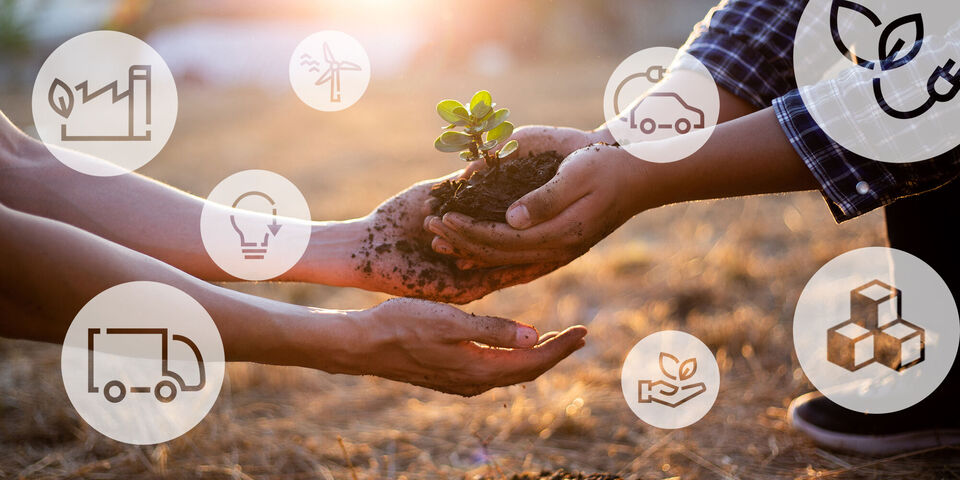 Twee handen houden een kleine plant vast, omringd door symbolen voor duurzaamheid en milieubescherming.