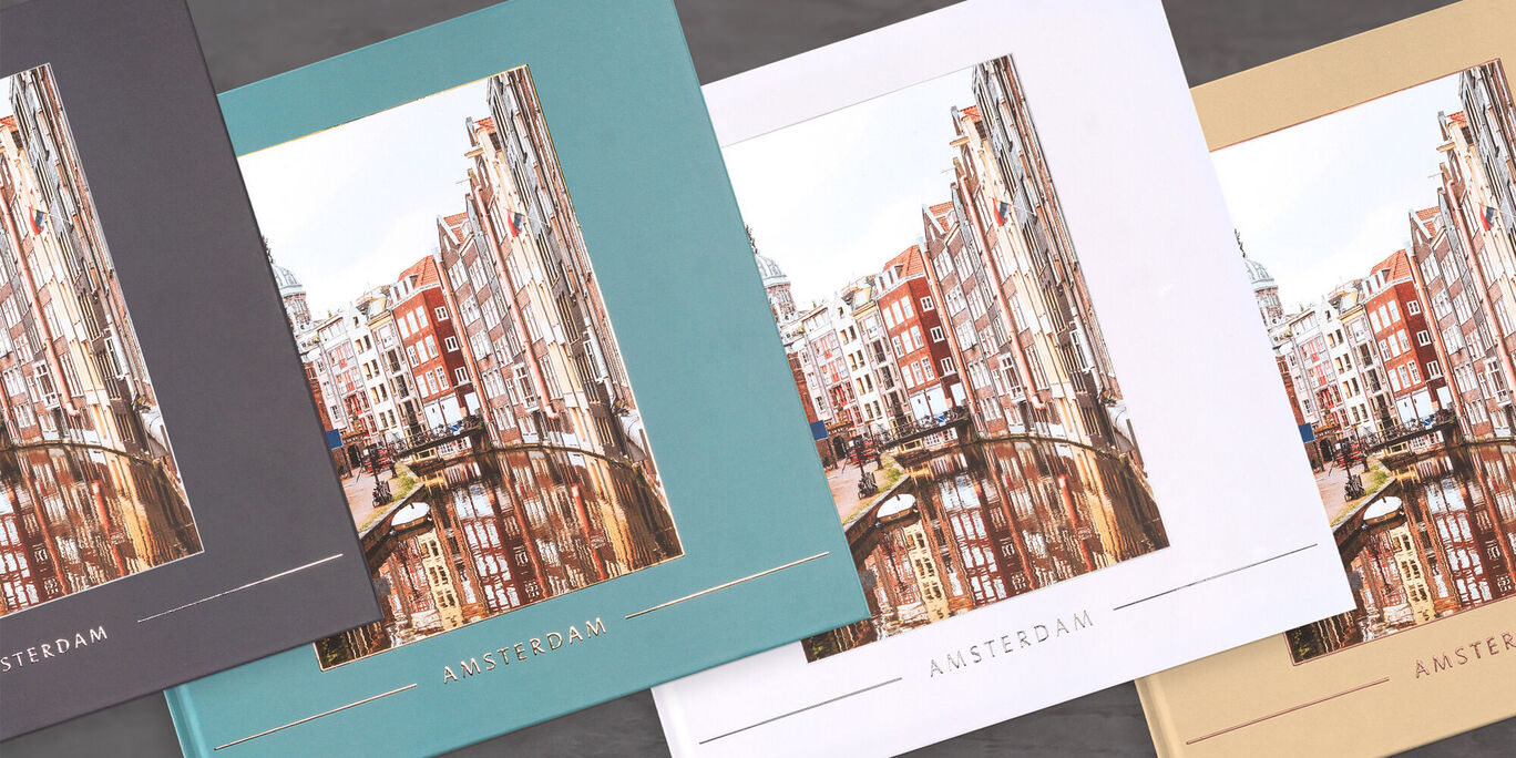 Vier verschillende covers van CEWE FOTOBOEKEN met een beeld van Amsterdamse grachten.