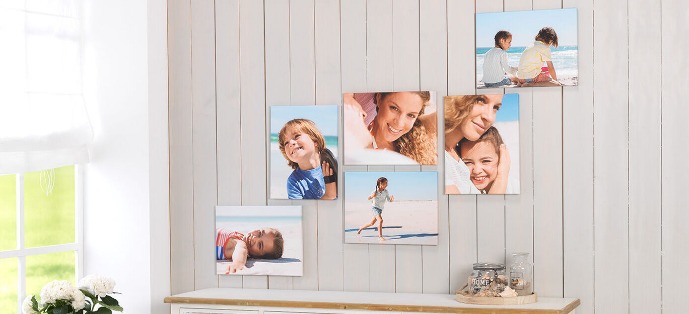 Sfeervolle wanddeco met familiefoto's op houten plank
