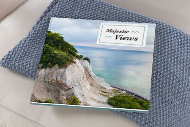 CEWE FOTOBUCH met een prachtig landschap op de cover, met een klif en de zee.
