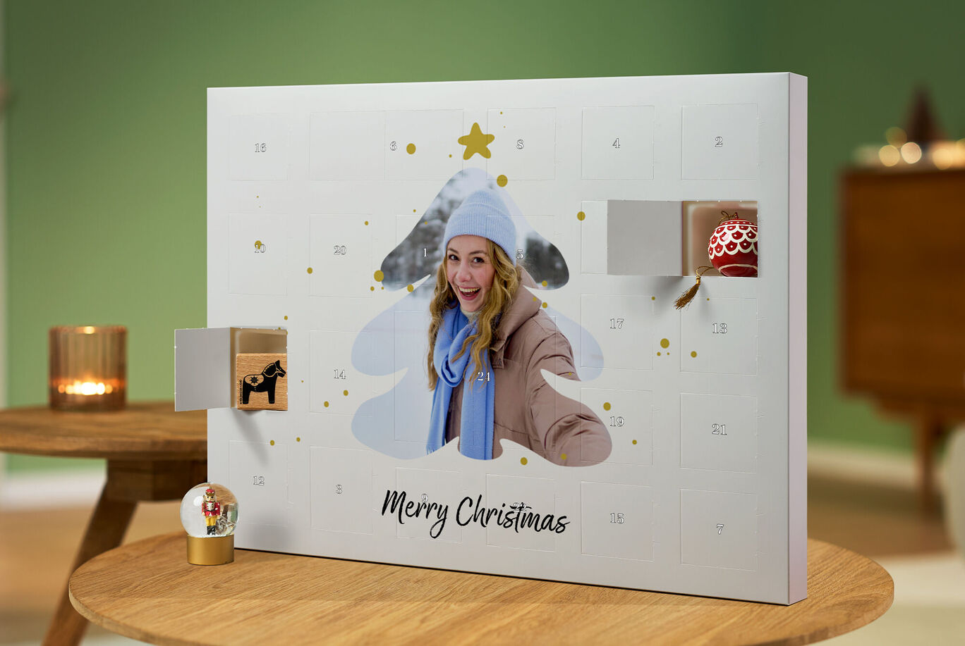 Adventskalender met feestelijk design en kleurrijke deurtjes voor de feestdagen.