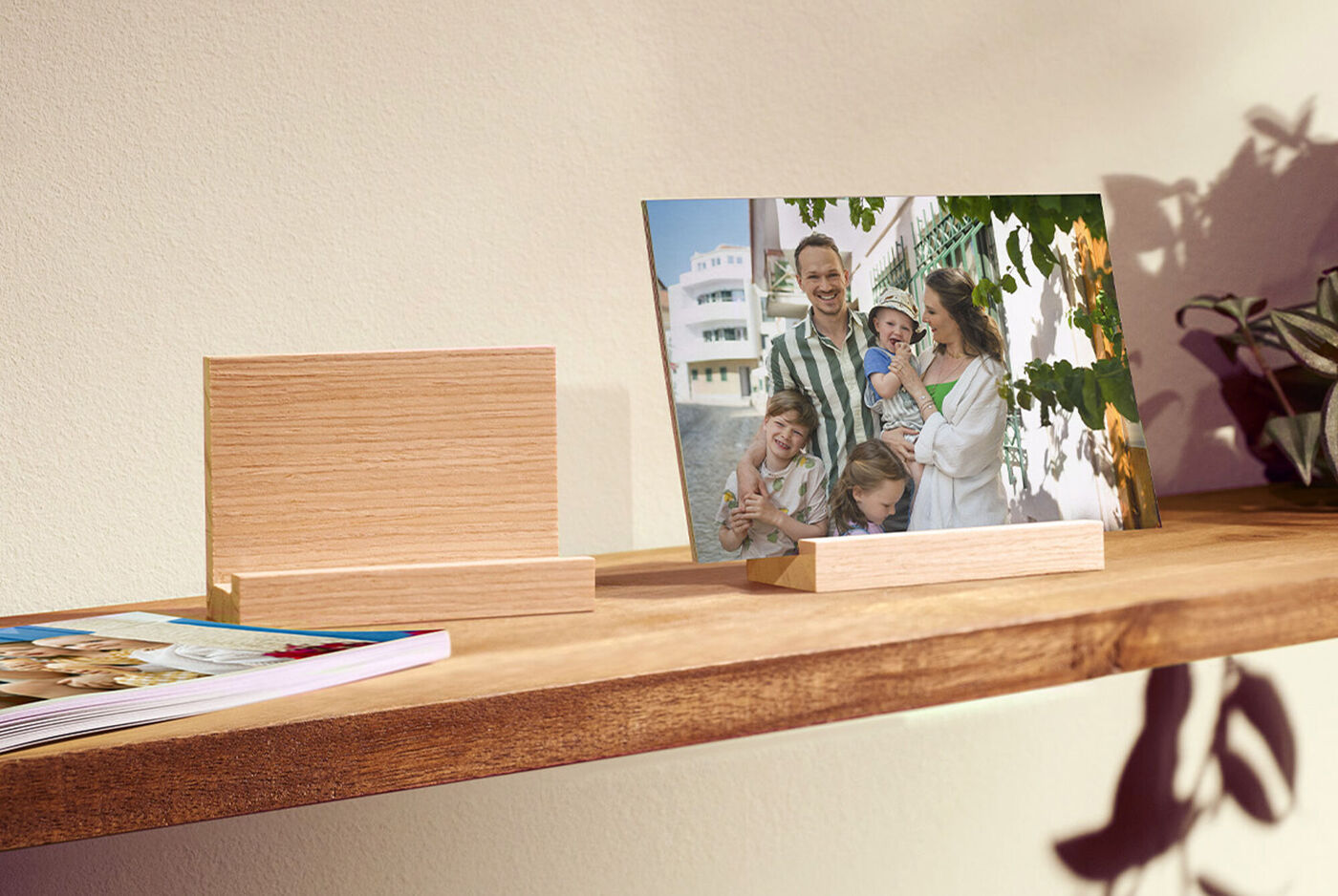 Een foto staat rechtop in een houten houder op een plank