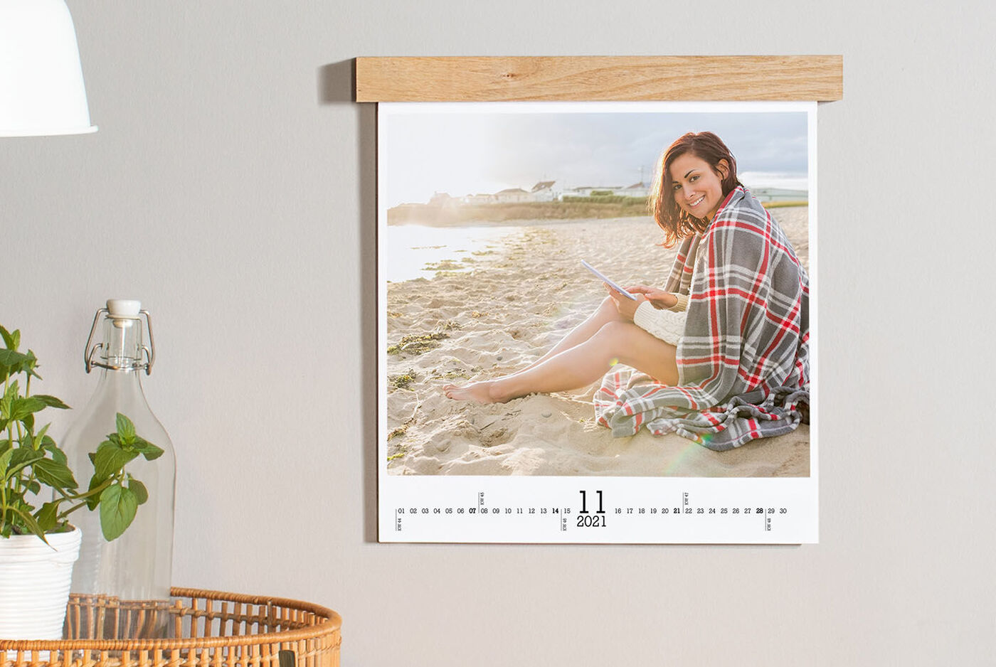 Een persoon zit op het strand en leest. Kalender toont november 2021.