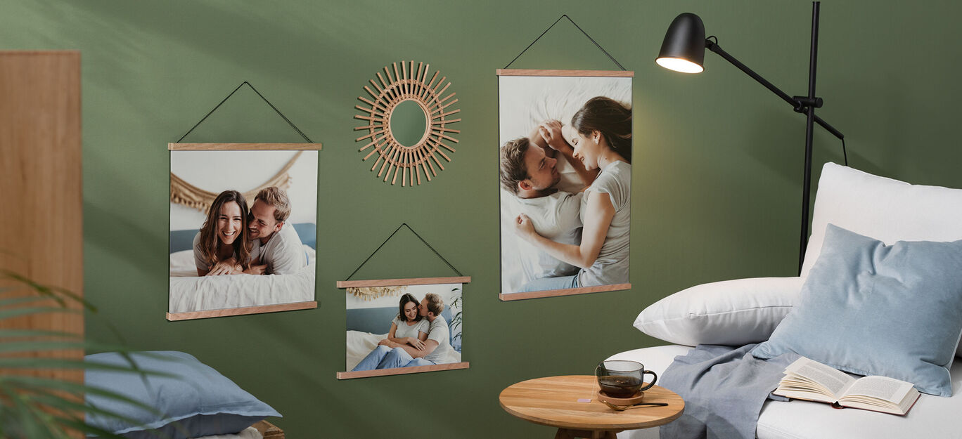 Muurdecoratie met een stel en kinderen in de woonkamer.