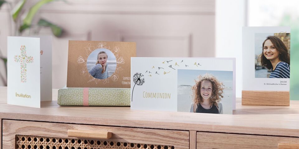 Un ensemble élégant de cartes d'invitation et de cartes photo, rayonnant de joie et de créativité.