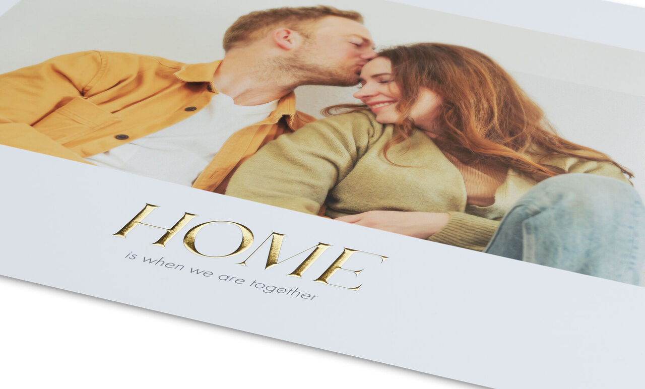 Un couple assis ensemble sur un canapé, avec l'inscription 'HOME is when we are together'.